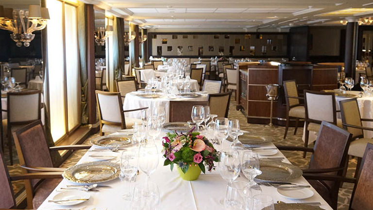 Amphora is the main dinner restaurant for passengers. // © 2016 Windstar Cruises