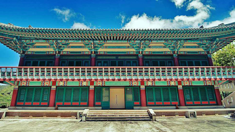 Mu Ryang Sa Temple provides a quiet sanctuary above Honolulu.